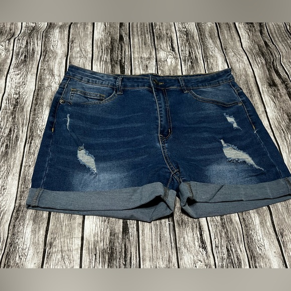 SHEIN Pants - 🔥$3 if bundled with any other item in my closet💥 Distressed jean shorts